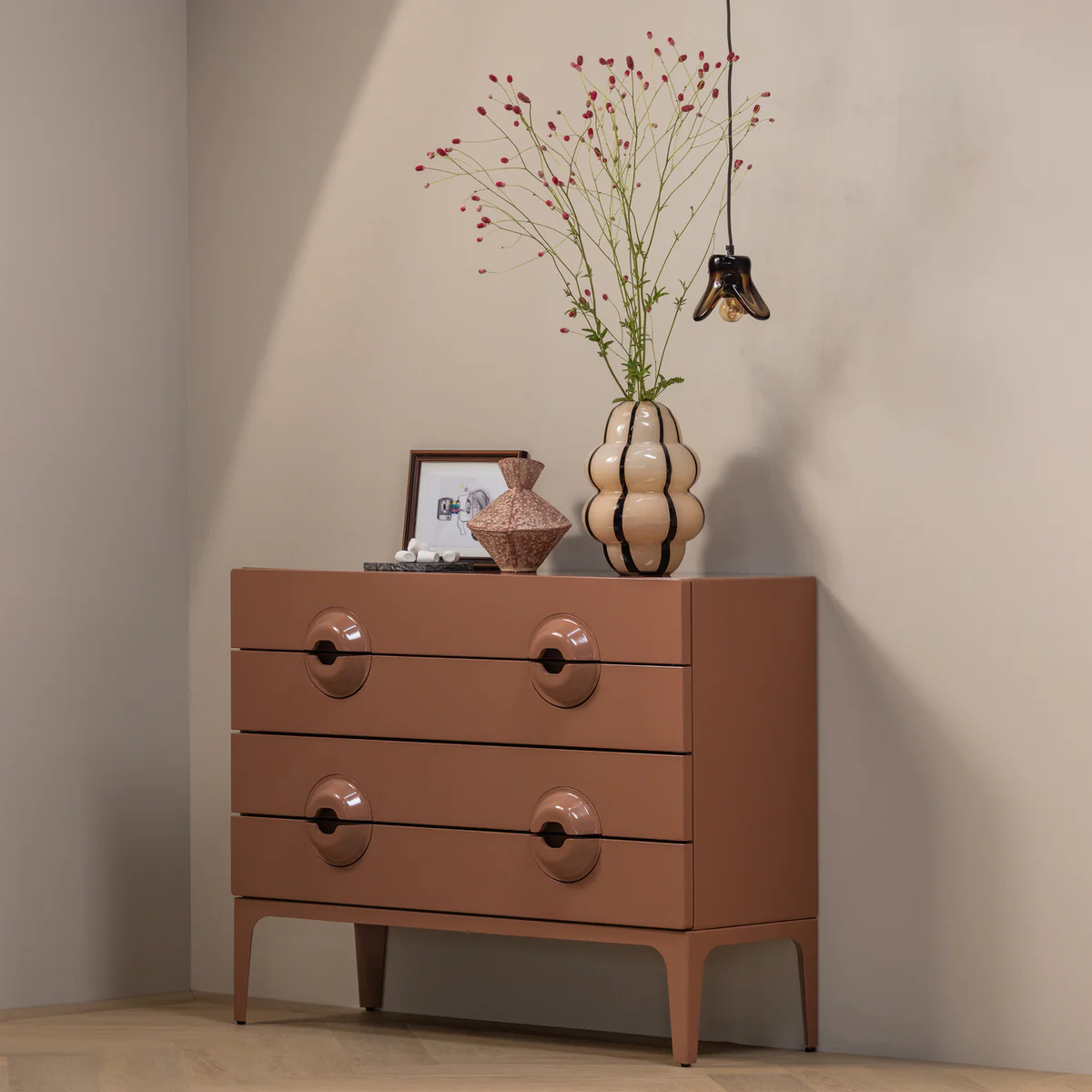 375189-MM-377598-B-377478-N-375043-B-01_SF_WP_Merge_dressoir_Elle_hanglamp_Kency_vaas_Reza_vierkant Merge ladekast/commode oud roze - Afbeelding 1